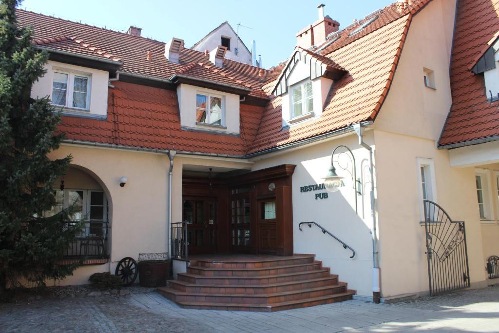 Hotel Zajazd Kultury, Dawniej Pocztowy Zielona Góra Exteriör bild