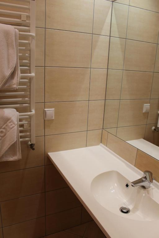 Hotel Zajazd Kultury, Dawniej Pocztowy Zielona Góra Exteriör bild