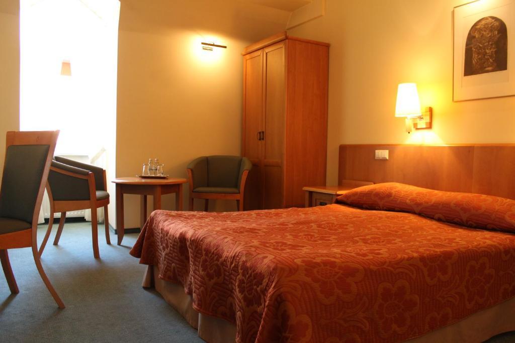 Hotel Zajazd Kultury, Dawniej Pocztowy Zielona Góra Exteriör bild